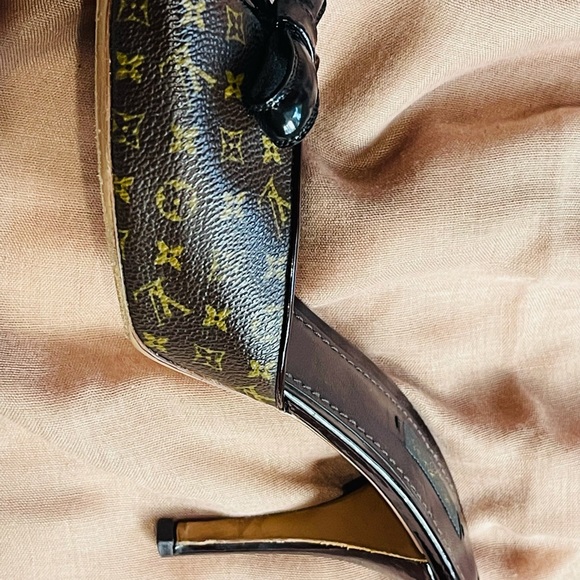 Louis Vuitton Canvas Printed Slide - Picture 7 of 9